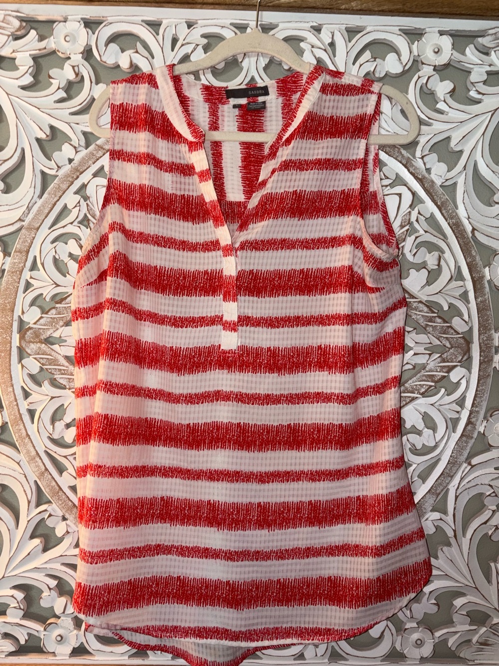 Sandra Sketch Stripped Red and White Sleeveless V-Neck Top sz Large EUC